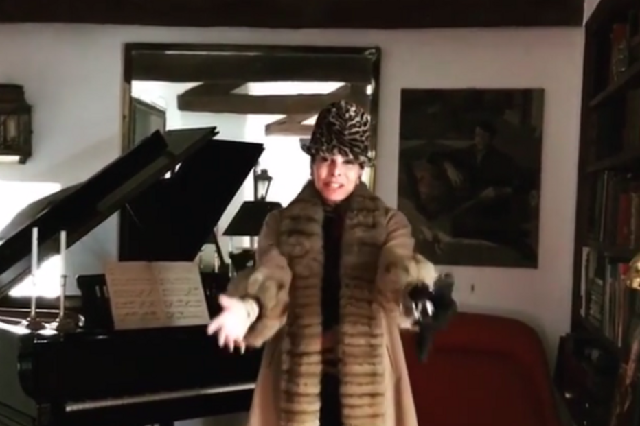 José Castelo Branco canta para Betty no aniversário