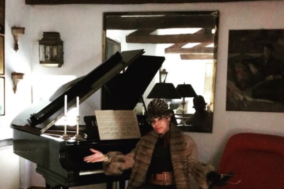 José Castelo Branco canta para Betty no aniversário