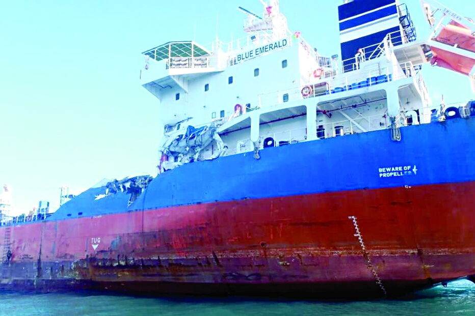 Petroleiro ‘Blue Emerald’ ficou com danos visíveis depois da colisão do cargueiro ‘Erasmos’, em janeiro deste ano    