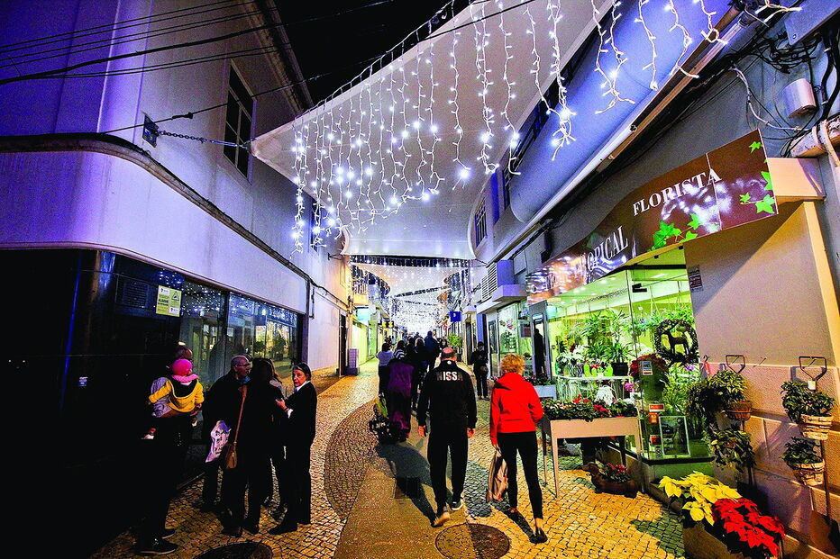 Luzes foram ligadas em Portimão, na passada sexta-feira, em várias ruas comerciais do centro da cidade