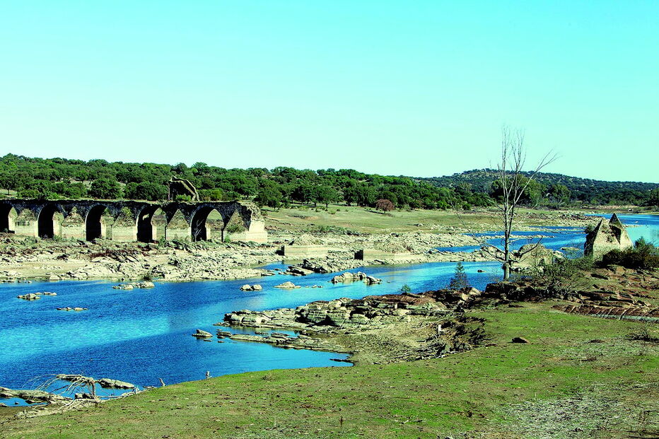 Rio Guadiana entre os concelhos de Elvas e de Olivença, em Espanha, onde são visíveis os efeitos da seca no seu caudal