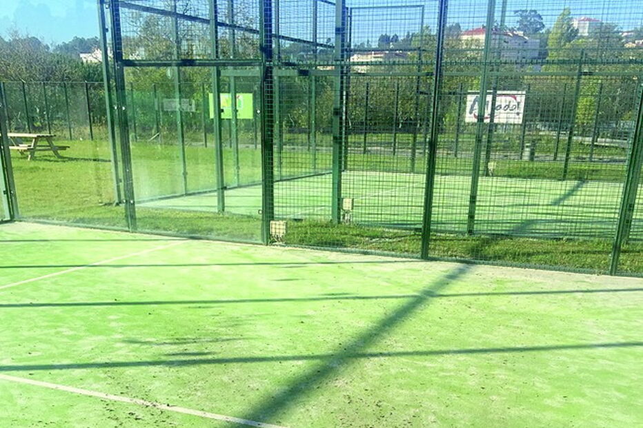 Garrafas com excrementos atiradas para os campos  