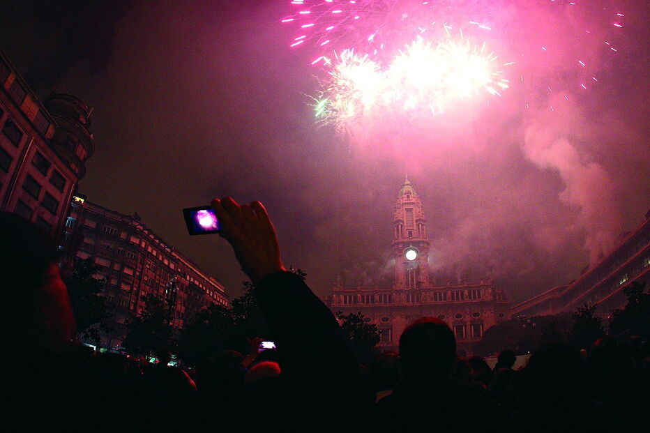 Espetáculo de fogo de artifício e música, na Passagem do Ano, será lançado da Câmara do Porto durante 15 minutos   