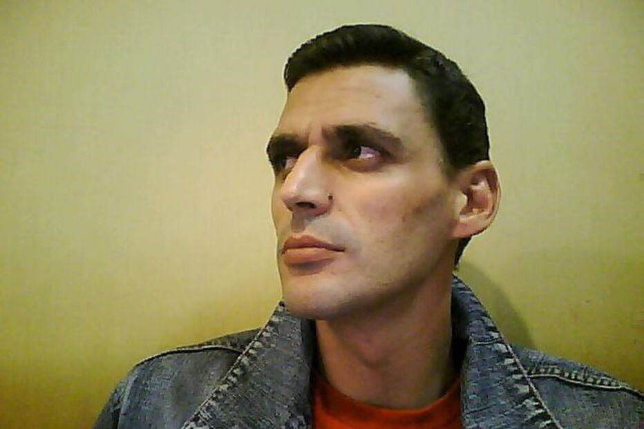 Nuno Barbosa, de 40 anos, foi intercetado por colegas e entregue à PSP com 9 telemóveis e 56 gramas de haxixe