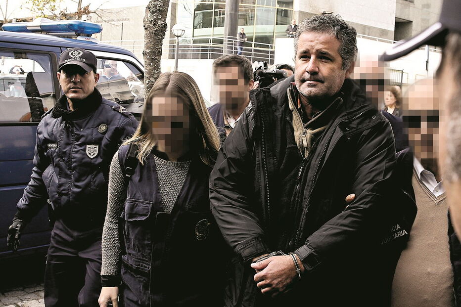 Pedro Dias ainda não falou, mas família diz que rezava para que Liliane sobrevivesse. Surge em tribunal com crucifixo ao peito 