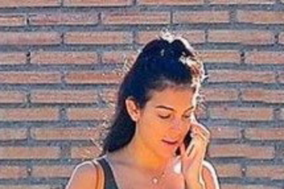 Georgina fotografada duas semanas após ser mãe