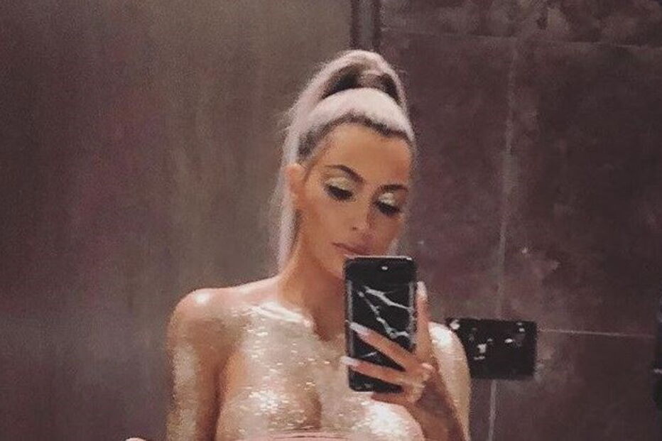 Kim Kardashian posa nua para campanha de cosméticos