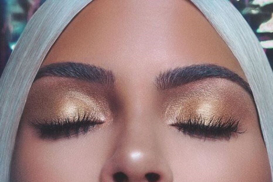 Kim Kardashian posa nua para campanha de cosméticos