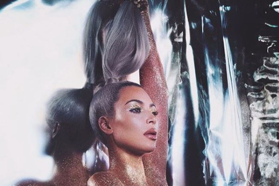 Kim Kardashian posa nua para campanha de cosméticos