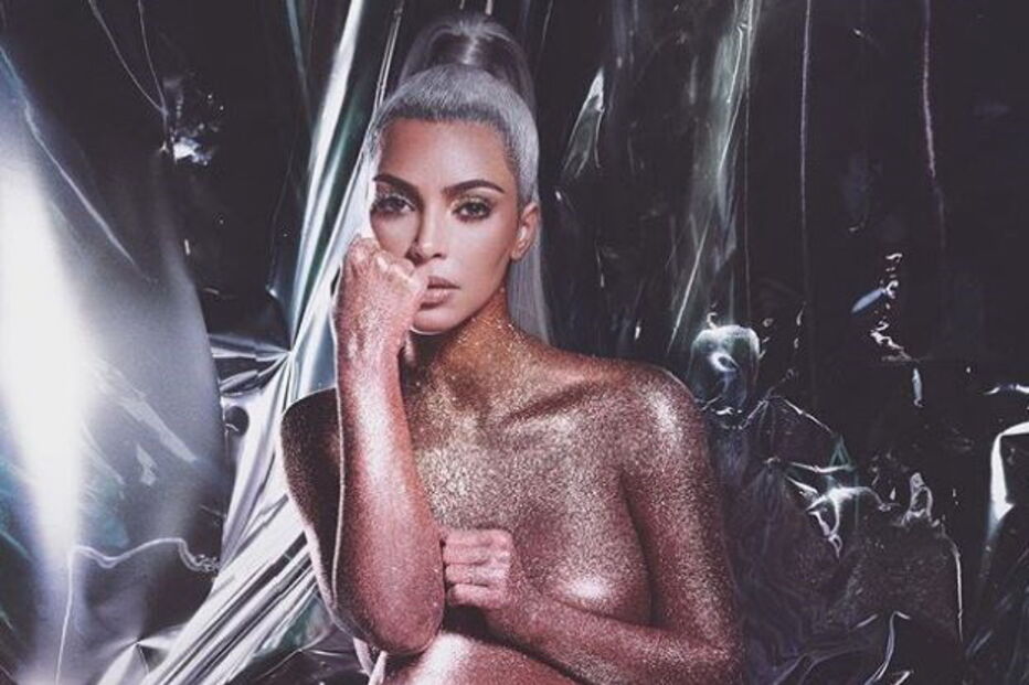 Kim Kardashian posa nua para campanha de cosméticos