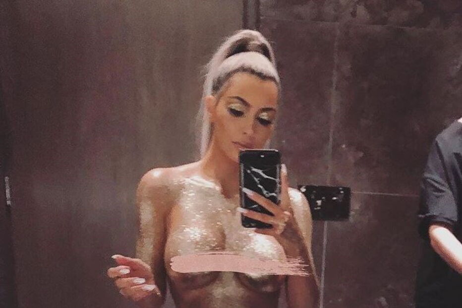 Kim Kardashian posa nua para campanha de cosméticos