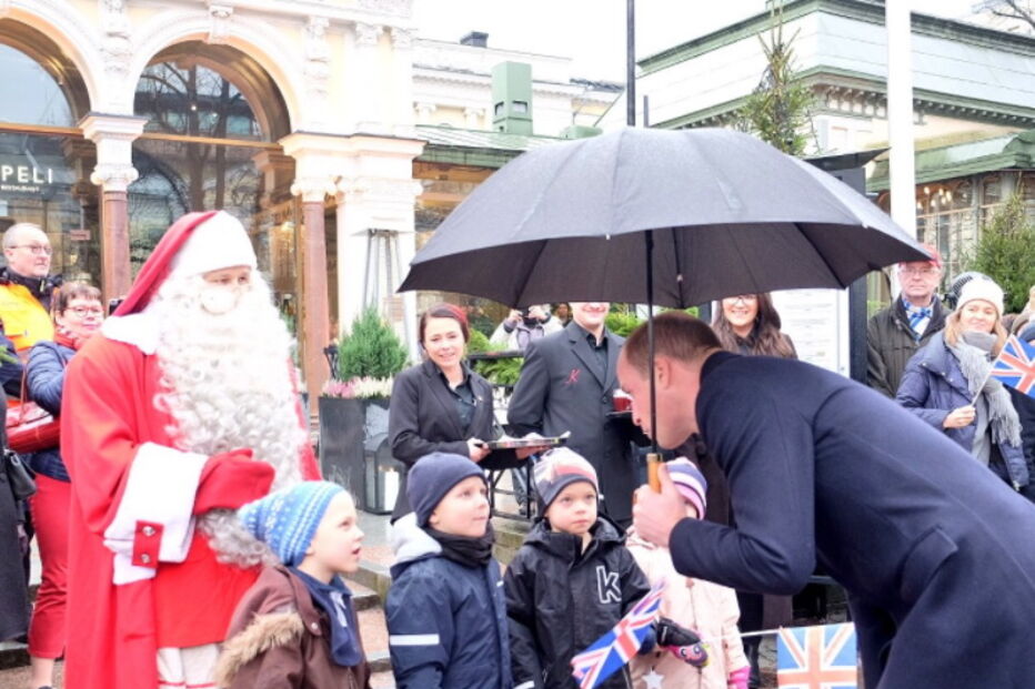Príncipe William entrega carta do filho George ao Pai Natal