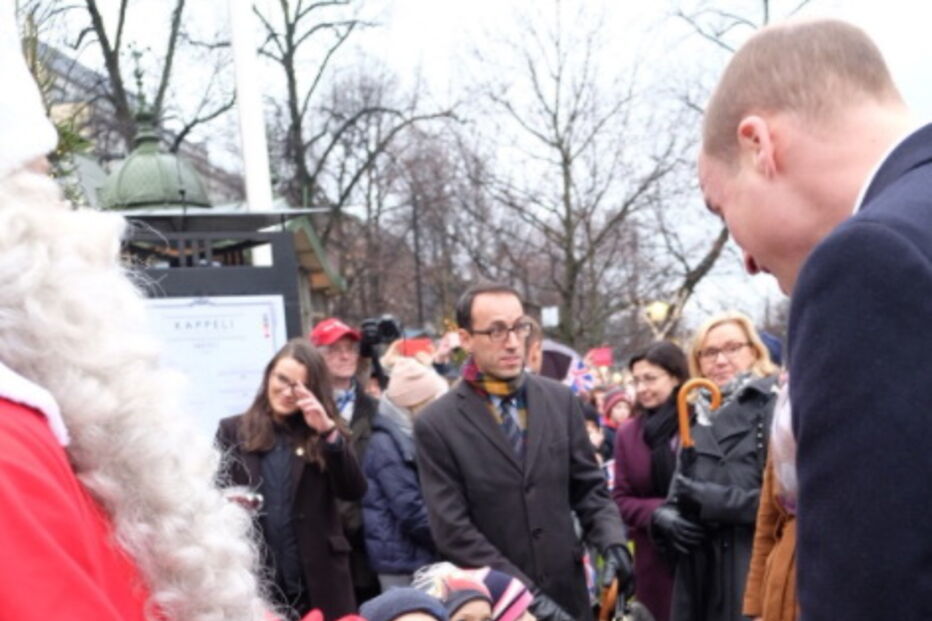 Príncipe William entrega carta do filho George ao Pai Natal
