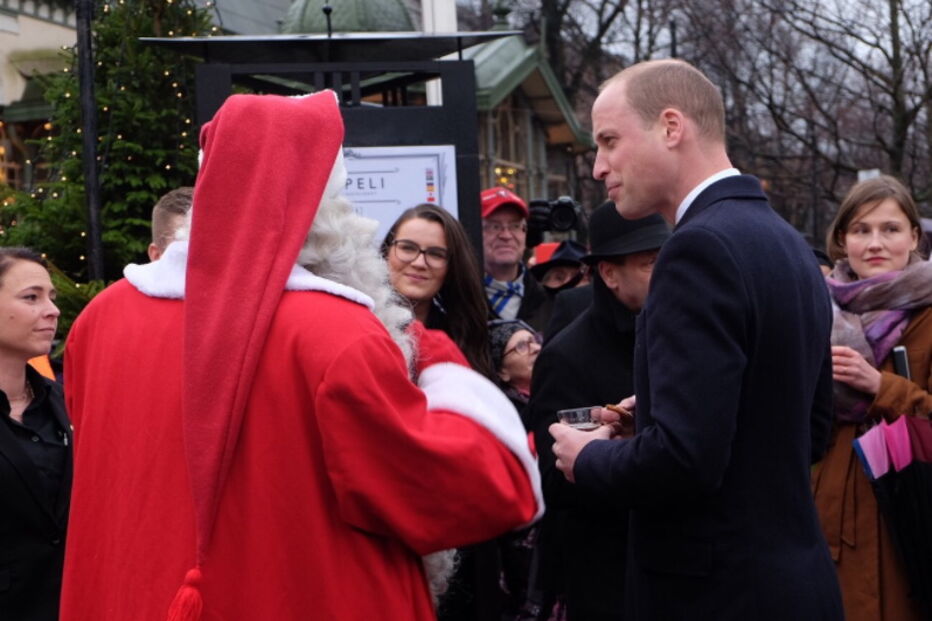 Príncipe William entrega carta do filho George ao Pai Natal