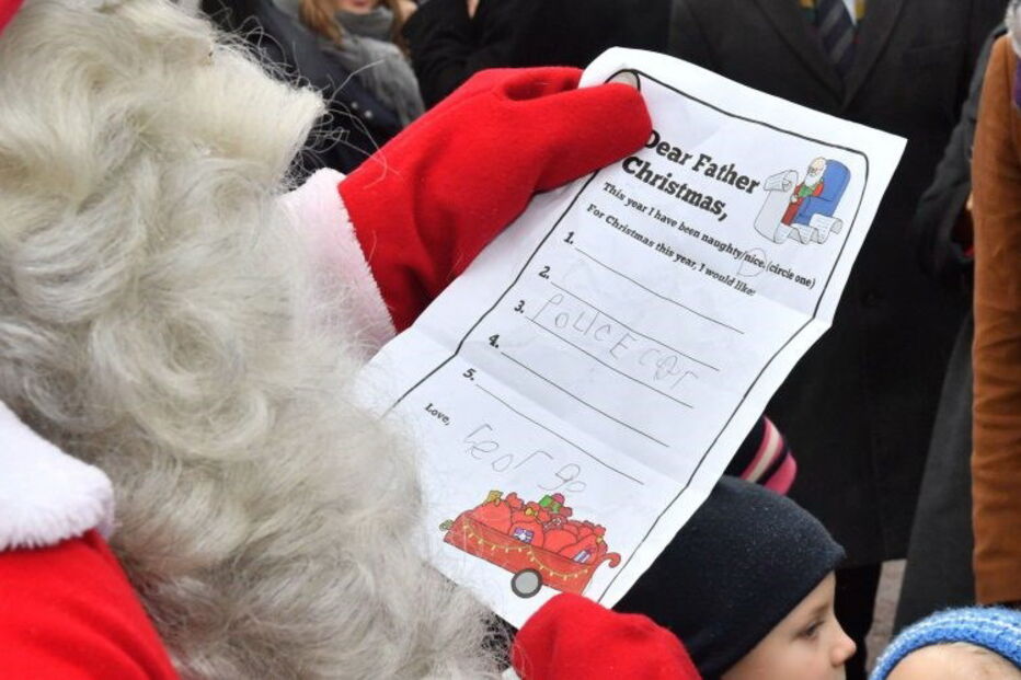 Príncipe William entrega carta do filho George ao Pai Natal