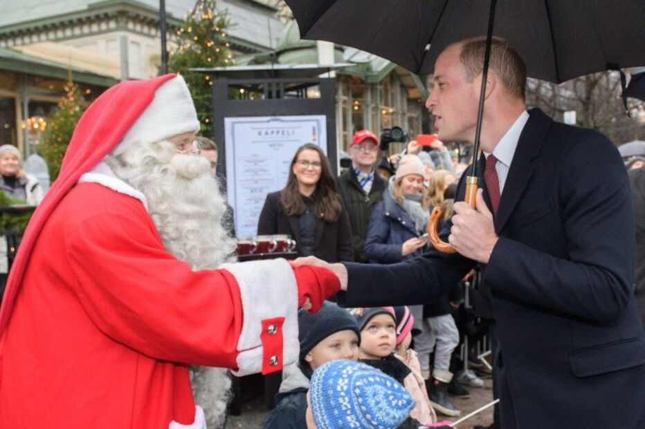 Príncipe William entrega carta do filho George ao Pai Natal