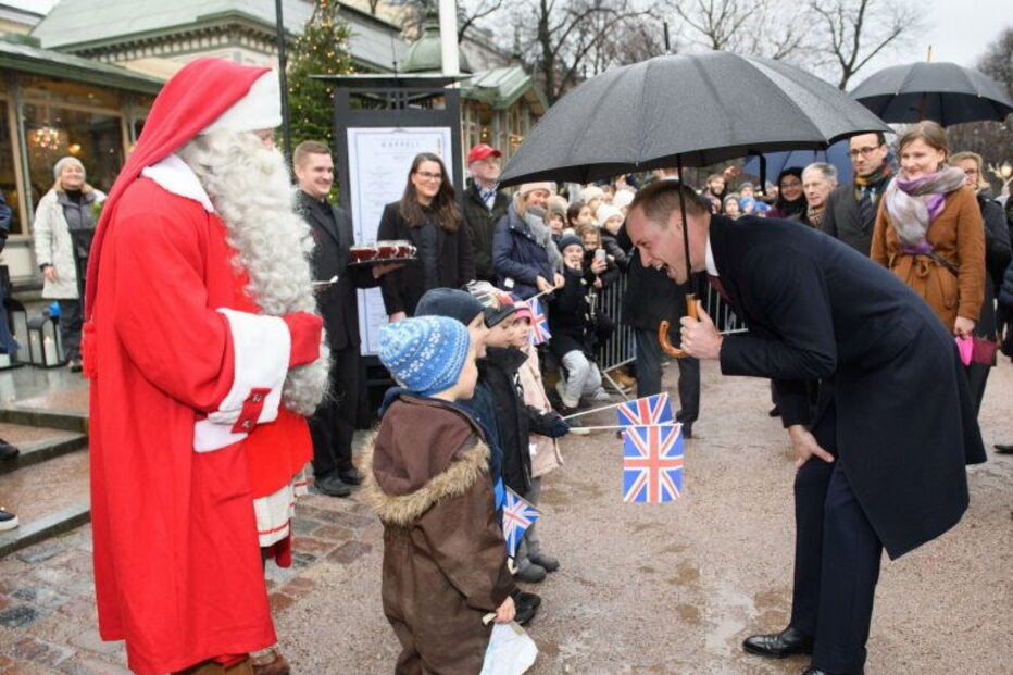 Príncipe William entrega carta do filho George ao Pai Natal