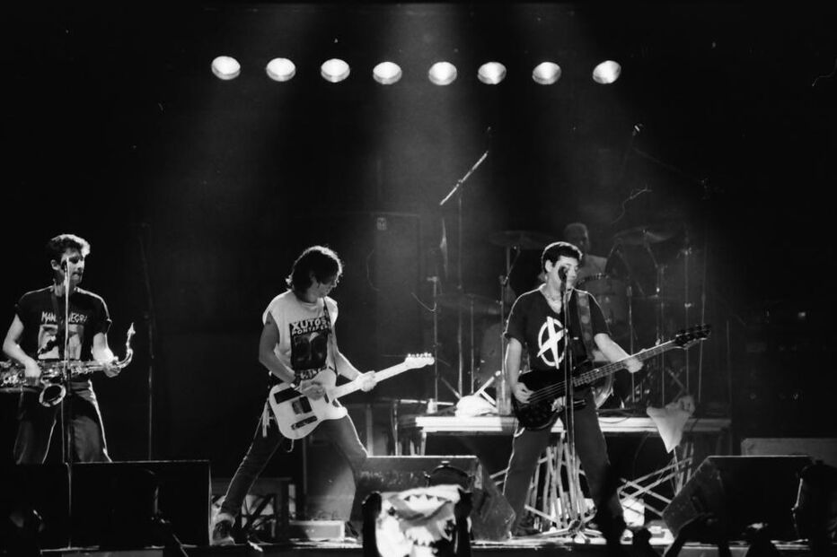 Zé Pedro em concerto com os Xutos & Pontapés em 1987