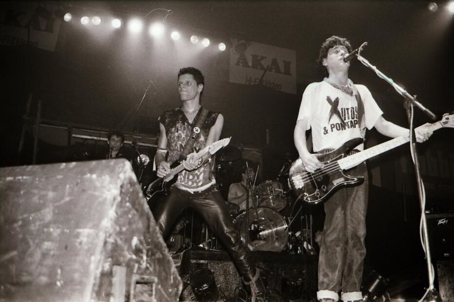 Zé Pedro em concerto com os Xutos & Pontapés em 1987