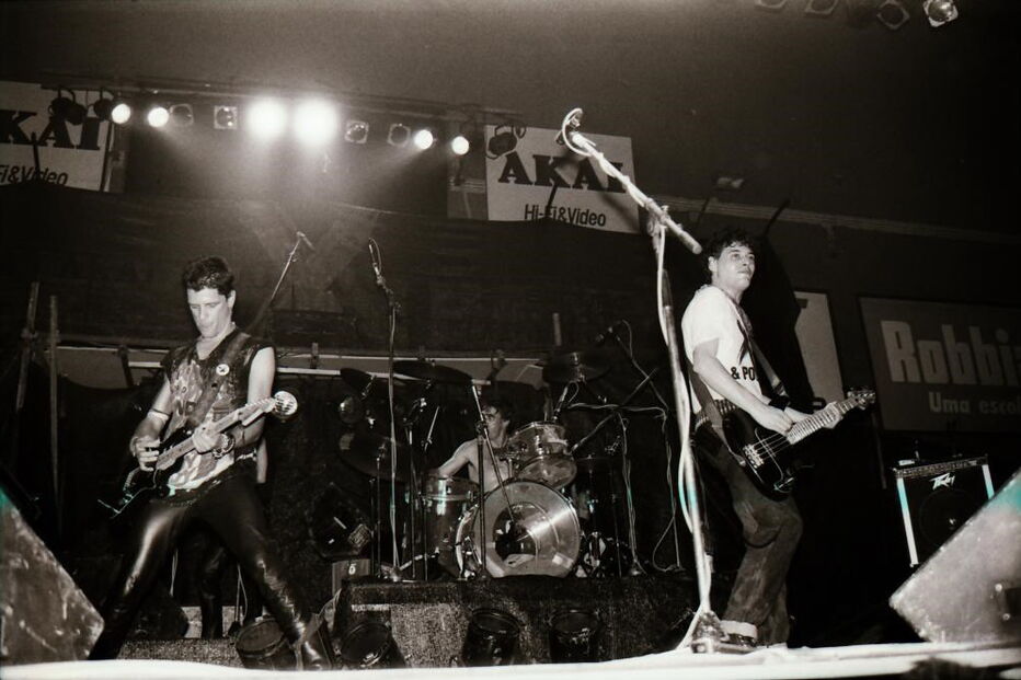 Zé Pedro em concerto com os Xutos & Pontapés em 1987