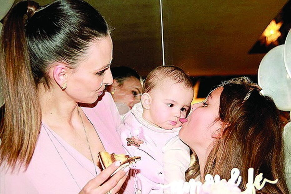 Modelo derretida com as filhas