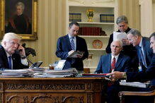 Michael Flynn com Donald Trump e a equipa da Casa Branca