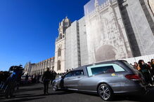 Milhares de fãs e amigos de Zé Pedro estiveram presentes no Mosteiro dos Jerónimos, onde se realizou a missa de corpo presente