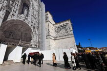Milhares de fãs e amigos de Zé Pedro estiveram presentes no Mosteiro dos Jerónimos, onde se realizou a missa de corpo presente