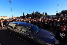  Milhares de fãs e amigos de Zé Pedro estiveram presentes no Mosteiro dos Jerónimos, onde se realizou a missa de corpo presente