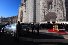  Milhares de fãs e amigos de Zé Pedro estiveram presentes no Mosteiro dos Jerónimos, onde se realizou a missa de corpo presente