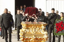  Milhares de fãs e amigos de Zé Pedro estiveram presentes no Mosteiro dos Jerónimos, onde se realizou a missa de corpo presente