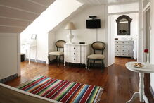 Palácio Ramalhete, Madonna, Lisboa, rua das Janelas Verdes, rainha, turismo, hotel, aluguer, cantora