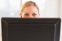 Trabalhar em frente ao computador pode provocar lesões nos olhos