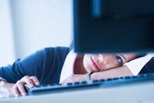 Trabalhar em frente ao computador pode provocar lesões nos olhos