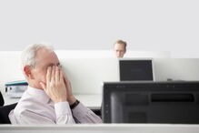 Trabalhar em frente ao computador pode provocar lesões nos olhos