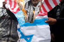 Manifestantes queimam bandeiras norte-americanas em Gaza