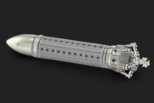 O Peral Royal, da Fornicari, leva (literalmente) a coroa do brinquedo sexual mais caro do Mundo. Feito com platina, diamantes, pérolas e safiras, custa 1.25 milhões de euros.