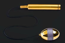 Este vibrador é também um ‘plug’ anal. A Fornicari vende este brinquedo feito de ouro e diamantes, por 28 mil euros e assegura que que 