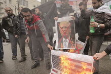 Palestinianos queimaram retratos de Trump e bandeiras dos EUA 