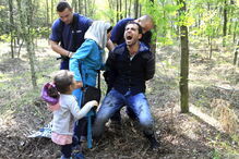 Migrantes queixam-se há muito de maus-tratos na Hungria