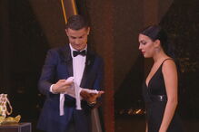 Ronaldo e Georgina recebem babygrow com cinco Bolas de Ouro para Alana Martina