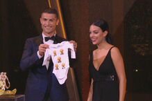 Ronaldo e Georgina recebem babygrow com cinco Bolas de Ouro para Alana Martina