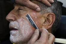 Marcelo a fazer a barba