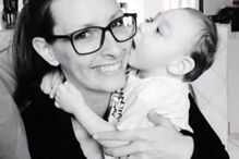 Menino com doença terminal senta-se pela última vez no colo do Pai Natal