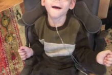 Menino com doença terminal senta-se pela última vez no colo do Pai Natal