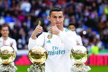 CR7 com as cinco Bolas de Ouro 