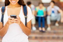 Pessoas a usar telemóvel