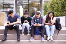 'Há professores que vão telefonar para a casa de banho”: queixa contra proibição de telemóveis a docentes