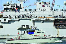 Presidente fez a revista naval a bordo de uma lancha. Na foto passa pelo HMS Ocean, do Reino Unido 