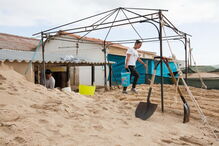 Moradores tiveram de retirar muita areia das varandas e de acessos às casas, mas não se registaram grandes danos 